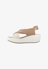 Босоножки на танкетке Босоножки на танкетке