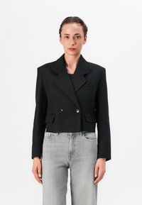 Блейзер с накладными карманами Блейзер с накладными карманами