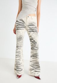 Клешеные джинсы Клешеные джинсы