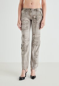 Брюки с накладными карманами Брюки с накладными карманами