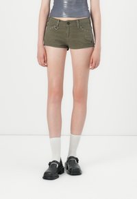 Брюки с накладными карманами Брюки с накладными карманами