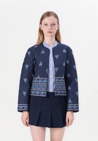 Жаккардовая вязаная кофта Жаккардовая вязаная кофта