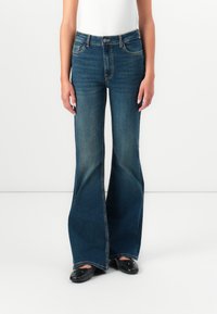 Клешеные джинсы Клешеные джинсы