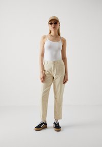 Топ на бретельках Топ на бретельках