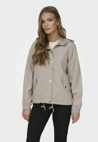 Куртка с накладнымит карманами Куртка с накладнымит карманами