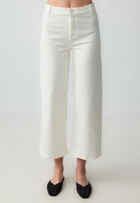 Короткие джинсы Короткие джинсы