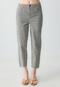 Короткие джинсы Короткие джинсы