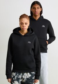 Пуловер с капюшоном Пуловер с капюшоном