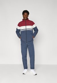 Спортивный костюм Спортивный костюм