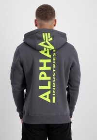 Пуловер с капюшоном Пуловер с капюшоном