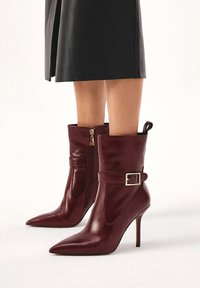 Полусапожки на высоком каблуке Полусапожки на высоком каблуке