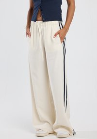 Широкие брюки Широкие брюки