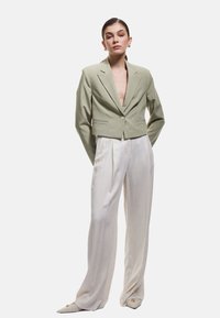 Блейзер с накладными карманами Блейзер с накладными карманами