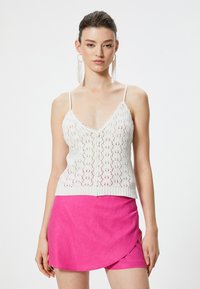 Топ на бретельках Топ на бретельках