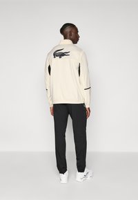 Спортивный костюм Спортивный костюм