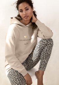 Пуловер с капюшоном Пуловер с капюшоном