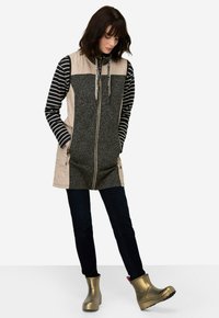 Длинный жилет Длинный жилет