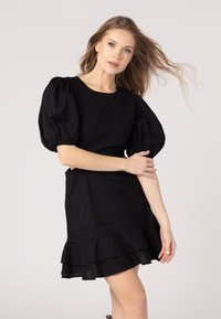 Короткое платье Короткое платье