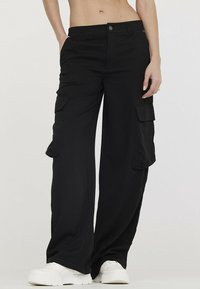 Брюки с накладными карманами Брюки с накладными карманами