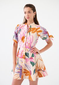 Короткое платье Короткое платье