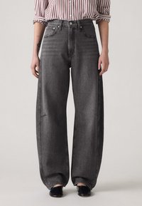 Свободные джинсы Свободные джинсы