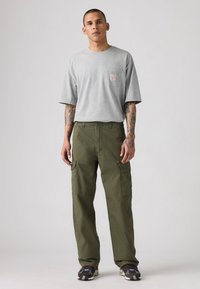 Брюки с накладными карманами Брюки с накладными карманами