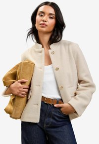 Блейзер с накладными карманами Блейзер с накладными карманами