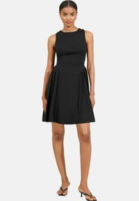 Короткое платье Короткое платье