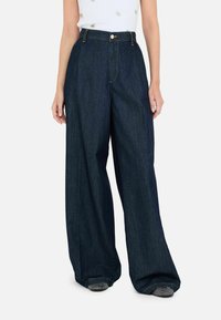 Клешеные джинсы Клешеные джинсы