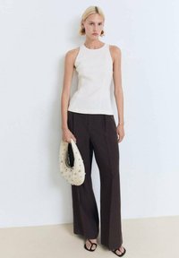 Блузка без рукавов Блузка без рукавов