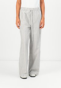 Широкие брюки Широкие брюки