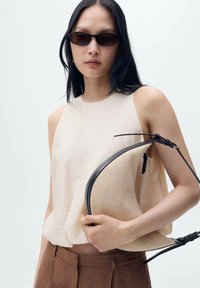 Блузка без рукавов Блузка без рукавов