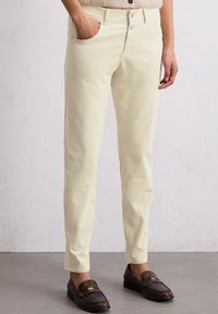 Короткие джинсы Короткие джинсы