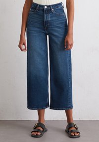 Короткие джинсы Короткие джинсы