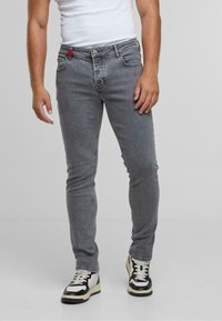 Узкие джинсы Узкие джинсы