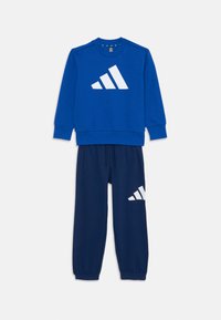 Спортивный костюм Спортивный костюм