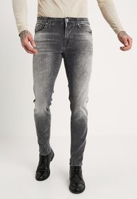 Узкие джинсы Узкие джинсы