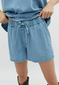 Джинсовые шорты Джинсовые шорты