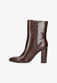 Полусапожки на высоком каблуке Полусапожки на высоком каблуке