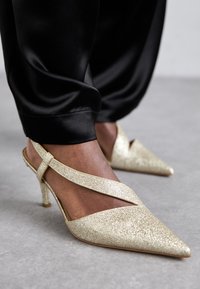 Туфли на высоком каблуке Туфли на высоком каблуке