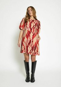 Короткое платье Короткое платье