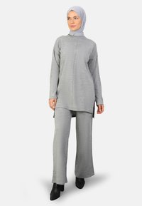 Широкие брюки Широкие брюки