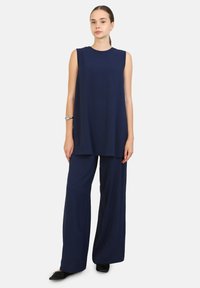 Блузка без рукавов Блузка без рукавов