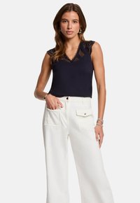 Блузка без рукавов Блузка без рукавов