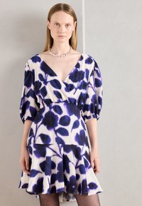 Короткое платье Короткое платье