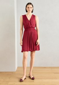 Короткое платье Короткое платье