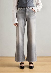 Клешеные джинсы Клешеные джинсы