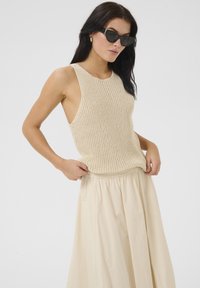 Пуловер без рукавов Пуловер без рукавов