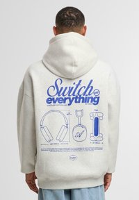 Пуловер с капюшоном Пуловер с капюшоном