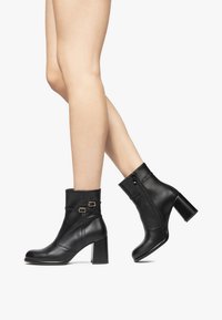 Полусапожки на высоком каблуке Полусапожки на высоком каблуке